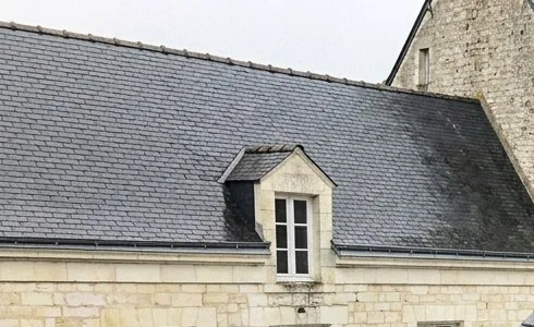 Maison en tuffeau avec lucarne et toit en ardoise à Mauges-sur-Loire